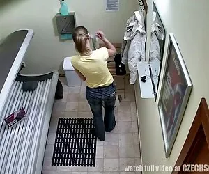 Рыжая мама качка ру порно страстно трахает себя, сидя в кресле