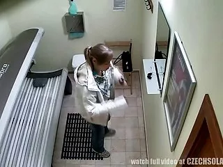 Молодая брюнетка ласкает ее тело sex parnuha