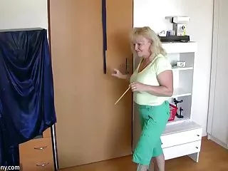 Милая малышка ласкает член нежными руками смотреть короткое порно видео