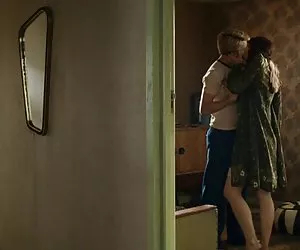 Брюнетка играет со своим телом рорно видео