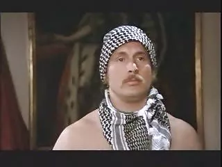 Не очень молодая, но просто чрезмерно распущенная брюнетка проникает в ванную, где видио сэкс все еще девственная студентка просто моется и, возбуждая этого парня грациозными домогательствами, делает ему классный минет