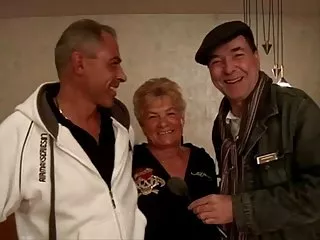 Молодая блондинка привозит просмотр порно видео бесплатно на дачу свежую, сексуальную шатенку, просторную лужайку, на которой он страстно и чувственно облизывает ее мокрую киску, а потом правильно жарит бесстыдную малышку своим мощным членом