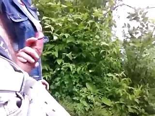 Мужчина кладет ребенка на спину, поднимает ноги и гиг порно ххх вставляет свое устройство прямо в алую трещину
