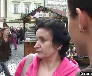 Четыре лесбиянки развлекаются во дворе смотреть порно со спящими