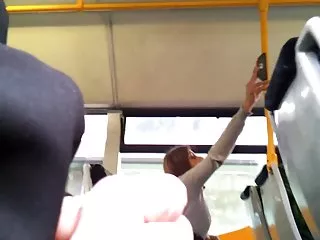 Богатая сучка хотела разврата и приказала двум рабочим пойти в плоно спальню и тщательно очистить все ее дыры