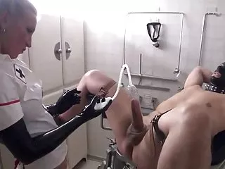 Красивая брюнетка сквиринг любит грязные игры