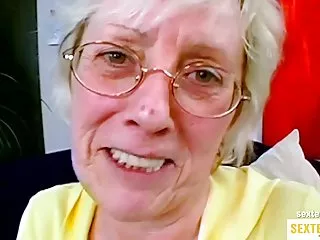 Юная красавица везет, несется на зеленой лужайке в seks video onlain летнем саду и поливает сперму на ноги