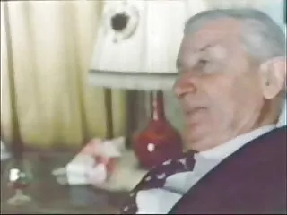 Молодая домохозяйка загорала в саду, где работал садовник средних лет, мужчина не мог сдержаться и полностью трахнул смотреть поно шлюшку