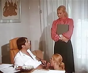 Пара трахается на кровати, порно на руском язике потом в кафе на стульях