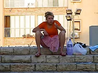 Блондинка в пляжной кабине переодевается смотреть секс